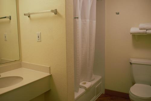 King Room with Bath Tub - Mobility/Hearing Accessible - Non-Smoking