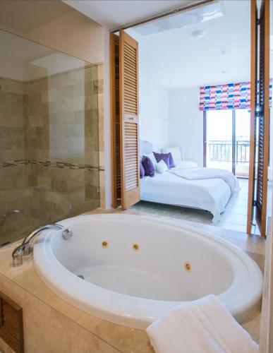 Spacious Luxury 3 Bedroom Condo at Solarea Beach Resort - image 6