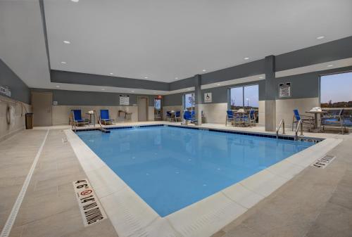 Holiday Inn Express & Suites - Milwaukee - Brookfield, an IHG Hotel