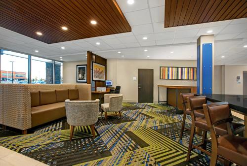 Holiday Inn Express & Suites - Milwaukee - Brookfield, an IHG Hotel in Brookfield, USA