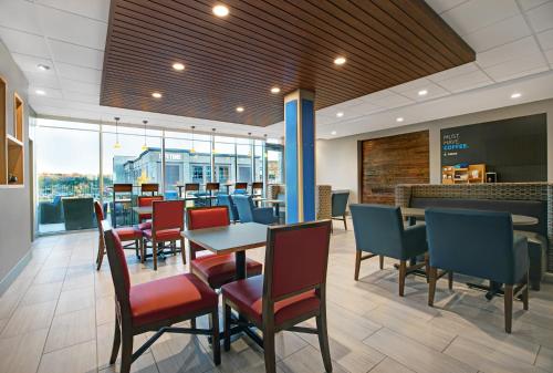 Holiday Inn Express & Suites - Milwaukee - Brookfield, an IHG Hotel in Brookfield, USA