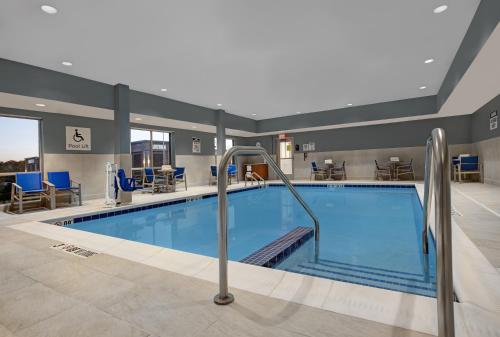 Holiday Inn Express & Suites - Milwaukee - Brookfield, an IHG Hotel