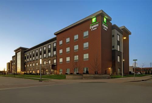 Holiday Inn Express & Suites - Milwaukee - Brookfield, an IHG Hotel