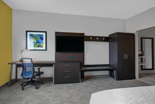 Holiday Inn Express & Suites - Milwaukee - Brookfield, an IHG Hotel