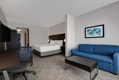 Holiday Inn Express & Suites - Milwaukee - Brookfield, an IHG Hotel