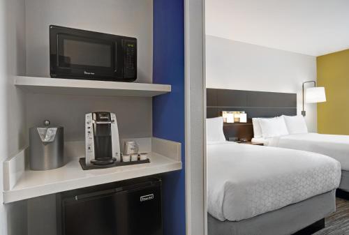 Holiday Inn Express & Suites - Milwaukee - Brookfield, an IHG Hotel