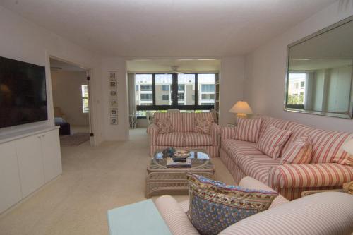 Nutmeg Village #212 - image 3