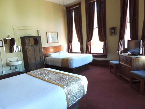The Monarch Hotel thumb 2