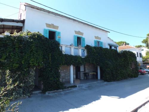  Apartments Ivan - 5 M from the sea, Pension in Rogač