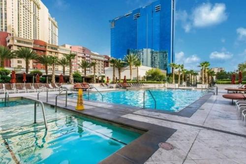 Beautiful Studio Signature MGM Grand - No Resort Fees - Pool View - Free Valet 2504