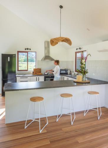 ห้องครัว, The Barn Cabins & Camp in มาราฮัว