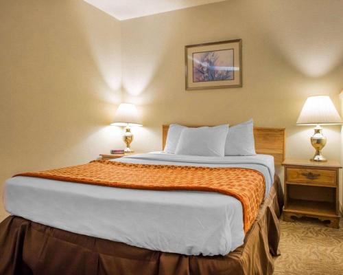 Econo Lodge Inn & Suites