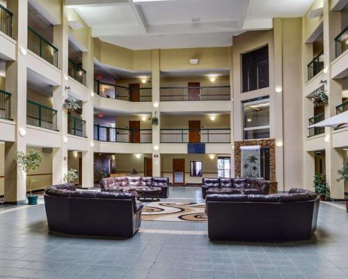 Lobby, Quality Suites Baton Rouge East - Denham Springs in Baton Rouge