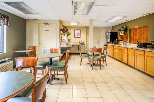 Econo Lodge Photo 12