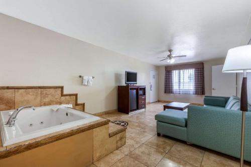 Quality Inn & Suites near Downtown Mesa