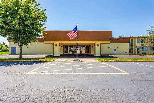 Econo Lodge - Accommodation - Fredonia