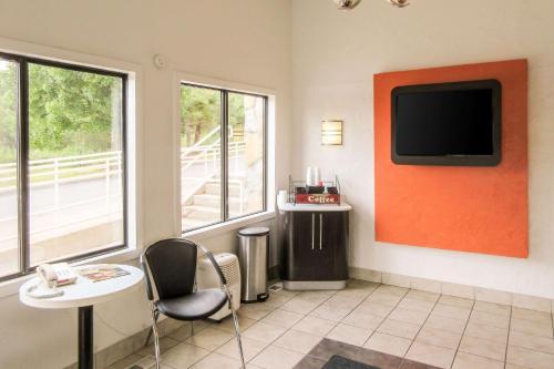 Rodeway Inn - image 9