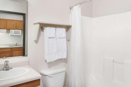 WoodSpring Suites Fort Worth Forest Hill - 화장실