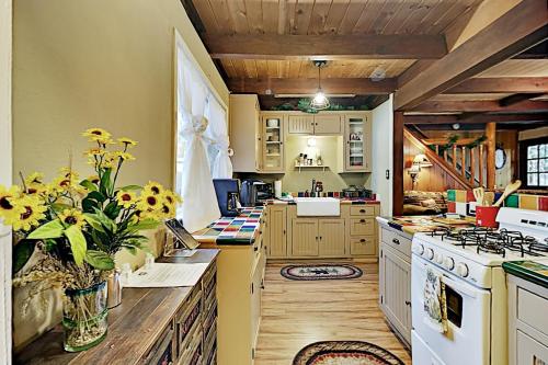 New Listing! Alpine Bungalow With Private Hot Tub Cabin - image 7