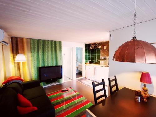 . Stayin Borgafjäll -Tuffa Lillstugan -Mysigt centralt bakom hotellet