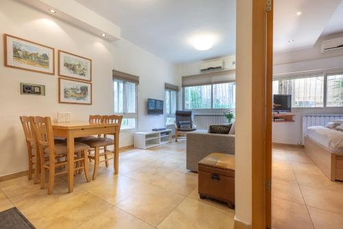 Colony Suites- Hananya St. - image 4