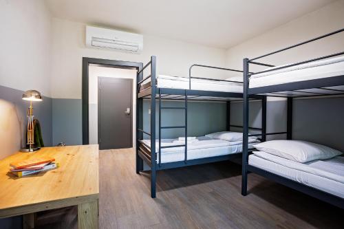 2 bunk beds
