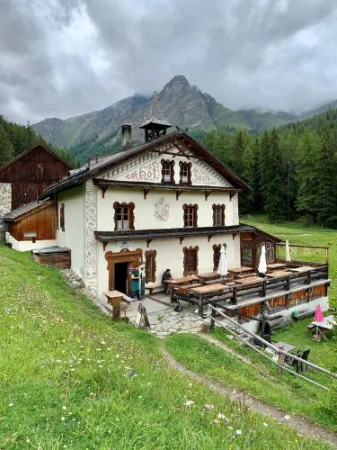 Hof Zuort in Sent GR, Schweiz