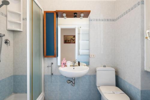Lulli Cozy Apartment with Balcony - image 11