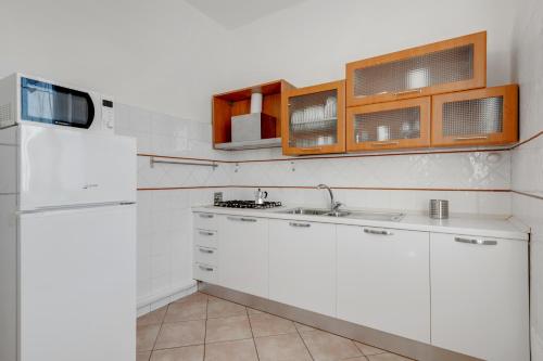 Lulli Cozy Apartment with Balcony - image 9