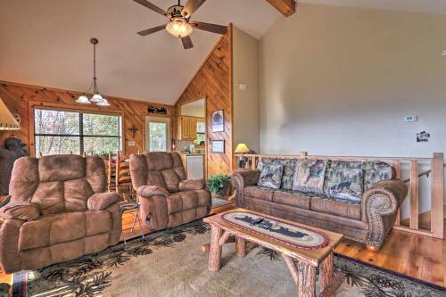 Smoky Mountain Retreat with Hot Tub, Arcade Games in Pigeon Forge, USA