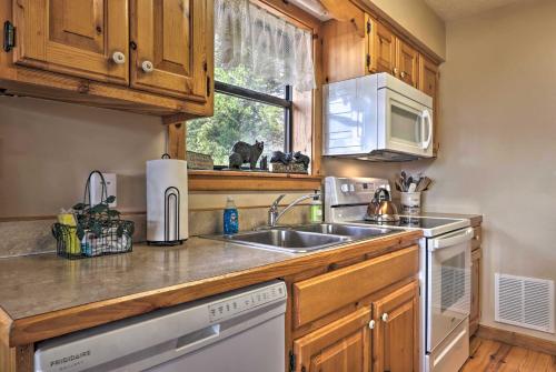 Smoky Mountain Retreat with Hot Tub, Arcade Games in Pigeon Forge, USA