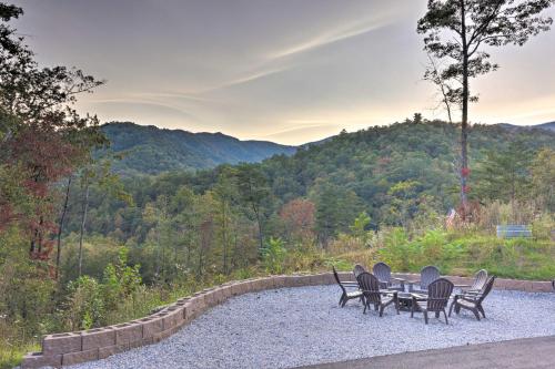 Family Holiday Retreat! Mtn-View Blue Ridge Home in Marion
