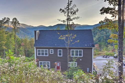 . Spacious Mountain Retreat Near Mount Mitchell!