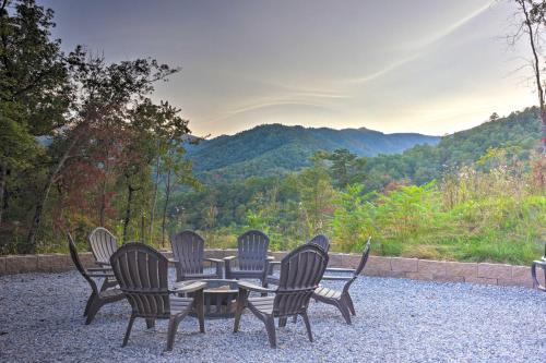 Family Holiday Retreat! Mtn-View Blue Ridge Home in Marion