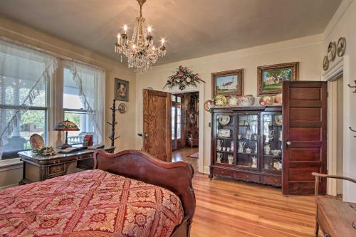 Historic Salem Home Fit for Large Groups! - image 3