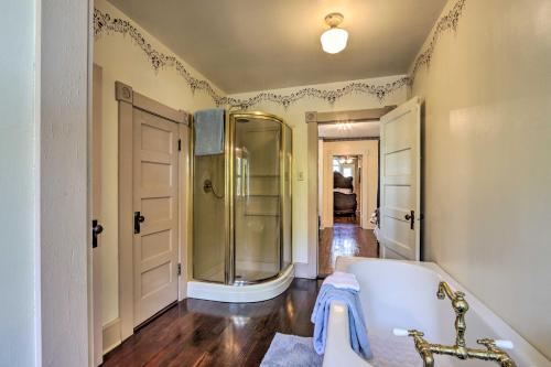 Historic Salem Home Fit for Large Groups! - image 7