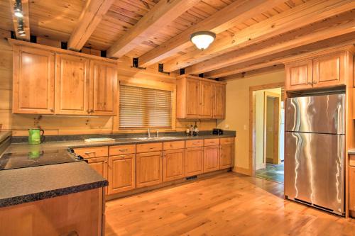 Peaceful Tignall Cabin on Strom Thurmond Lake! in Tignall, USA