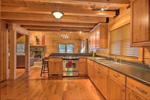 Peaceful Tignall Cabin on Strom Thurmond Lake! in Tignall, USA