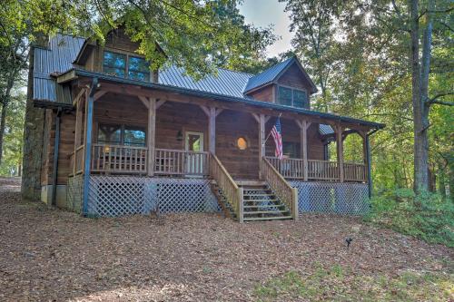 Peaceful Tignall Cabin on Strom Thurmond Lake! in Tignall, USA
