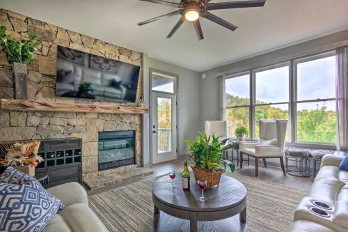 Modern Smokies Retreat with Balcony & Mtn Views - Apartment - Burnsville