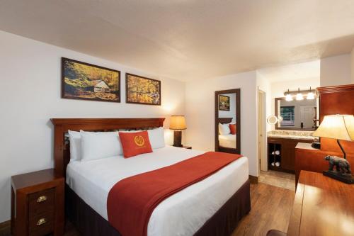 Westgate Branson Woods Resort and Cabins Room Type - Traditional King Guestroom