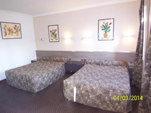 2 double beds