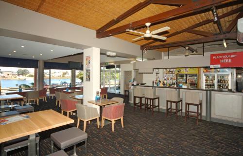 Pub/Lounge, Argosy Motor Inn                                                                             in Devonport
