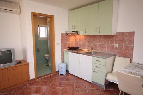 Zero-Bedroom Studio with Terrace image 3