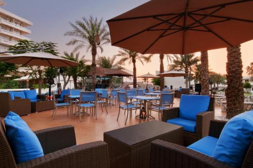 Pub/lounge, Radisson Blu Hotel and Resort Al Ain in Al Ain