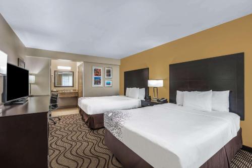 2 queen beds
