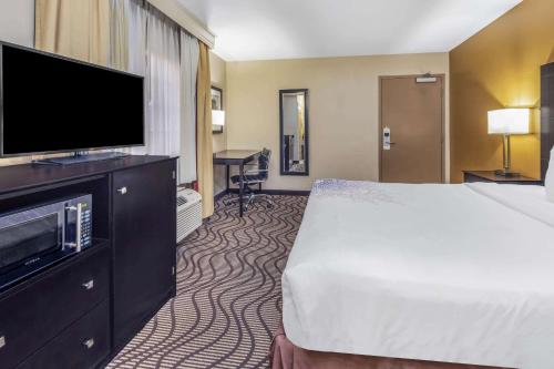 La Quinta Inn & Suites by Wyndham San Diego-Carlsbad