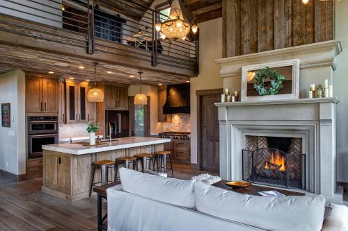 Quandary Estate Luxury Home Breathtaking Views in Блу ривър