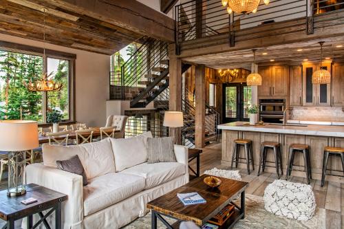 Quandary Estate Luxury Home Breathtaking Views in Блу ривър