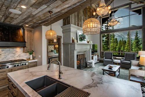 Quandary Estate Luxury Home Breathtaking Views in Блу ривър